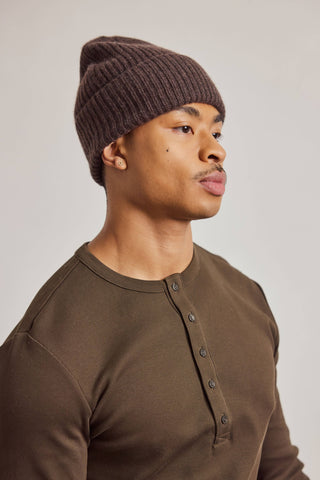 The Cashmere Beanie in Brown