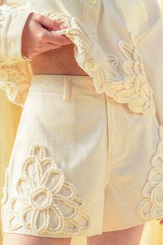 P4268ST   FLORAL EMBELLISHMENT DETAIL SHORTS: ECRU / L - Olive Street