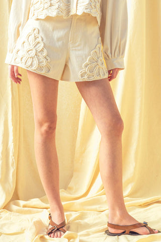 P4268ST   FLORAL EMBELLISHMENT DETAIL SHORTS: ECRU / L - Olive Street