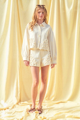 P4268ST   FLORAL EMBELLISHMENT DETAIL SHORTS: ECRU / L - Olive Street
