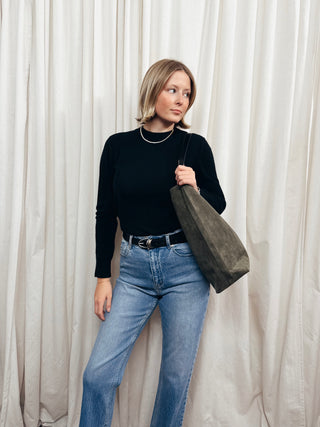 The Crewneck Cashmere Sweater in Black