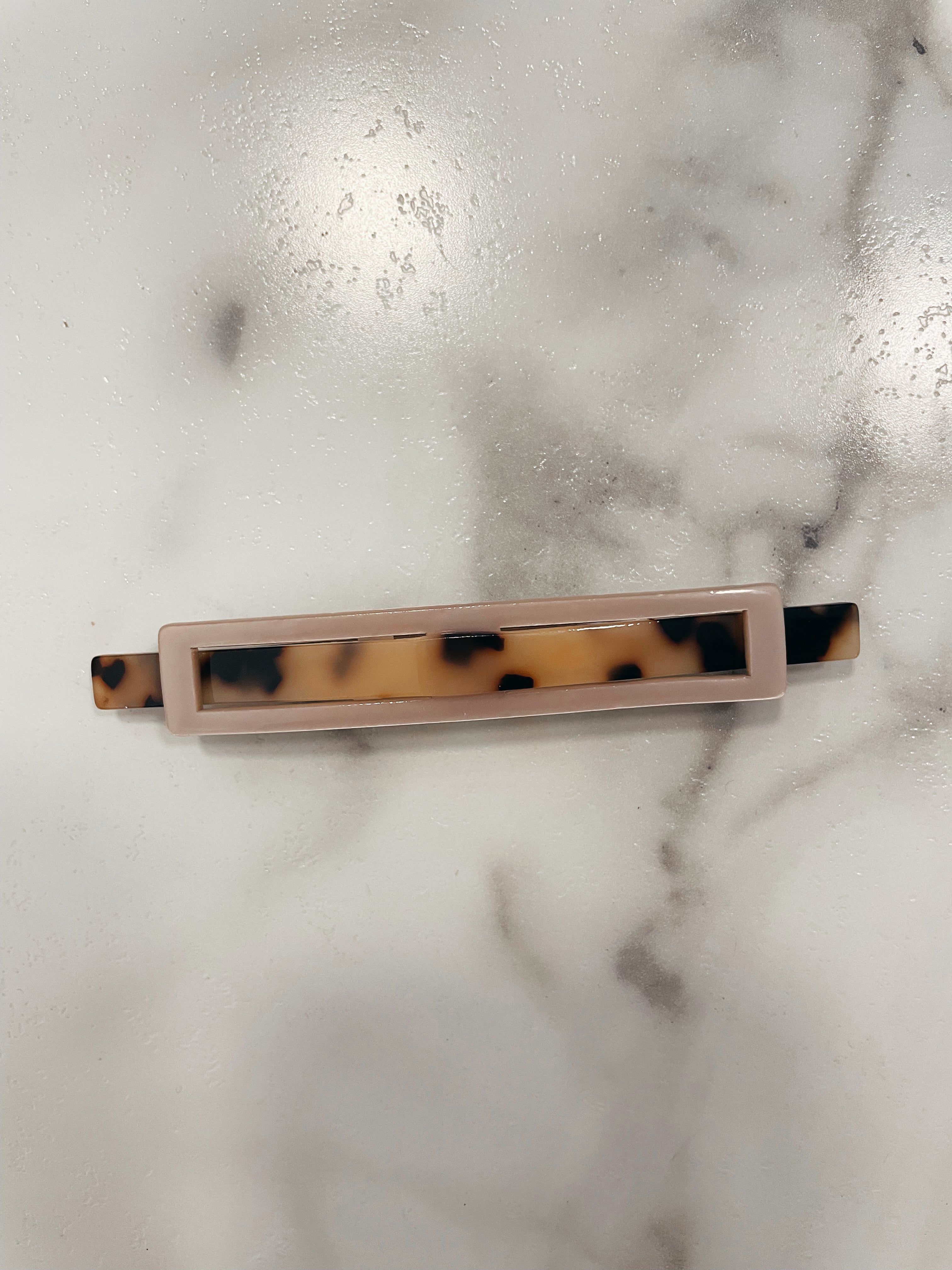 Colorblock Outline Tort Clip